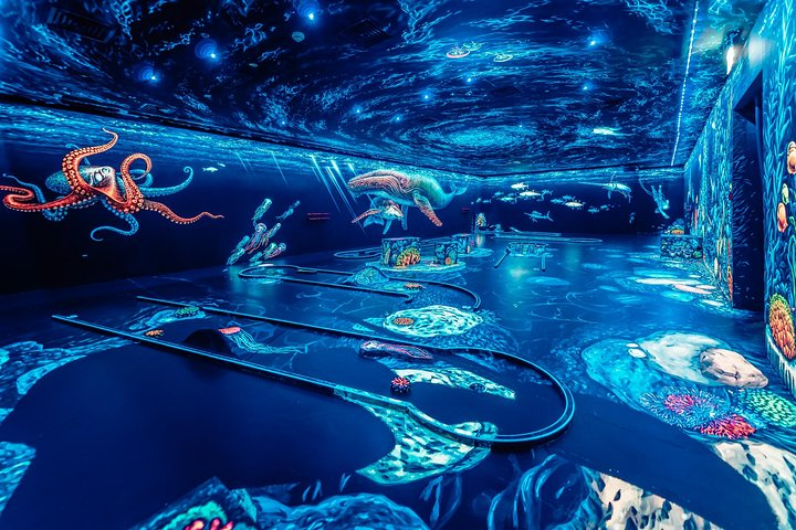 Navigate through an imaginative 18-hole minigolf course wearing 3D glasses while surrounded by stunning blacklight murals and intricate marine-themed designs. Enjoy a unique indoor experience in Dubai!